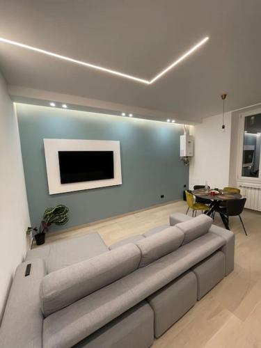 A television and/or entertainment centre at Minimal house - 4persone - centro