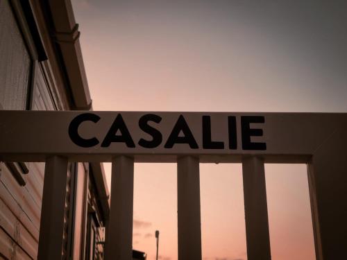 ein Schild, das vor einem Gebäude die Cashle liest in der Unterkunft CASALIE at Seasalter Whitstable in Seasalter