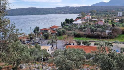 una pequeña ciudad junto al agua con árboles y casas en Kamares beach room 7, en Kamáres