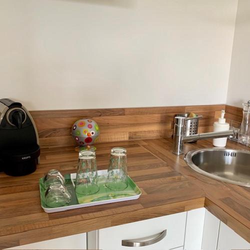 - un comptoir de cuisine avec un plateau avec des verres dans l'établissement Lodge Calédonie, à Solliès-Pont