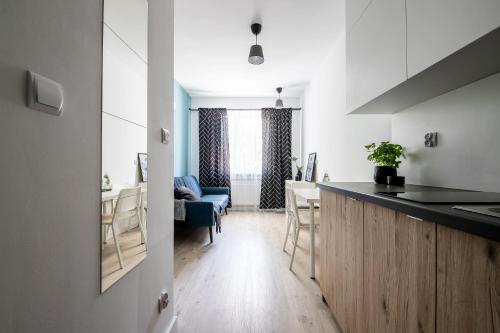 cocina y sala de estar con mesa y sillas en ADLER Room Suite -- prywatna łazienka, dostęp na kod -- BEZPŁATNY PARKING en Lodz