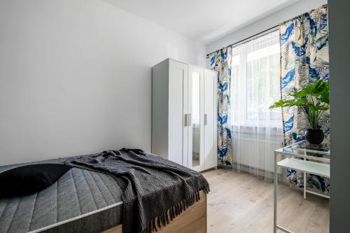 1 dormitorio con cama y ventana en ADLER Room Suite -- prywatna łazienka, dostęp na kod -- BEZPŁATNY PARKING en Lodz