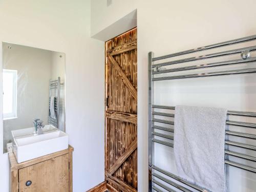 bagno con lavandino e porta in legno di 1 Bed in Malton 88457 