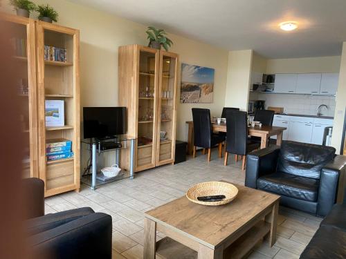 ブレーデネにあるApartment Residentie Astrid-6 by Interhomeのリビングルーム(テーブル、椅子付)、キッチン