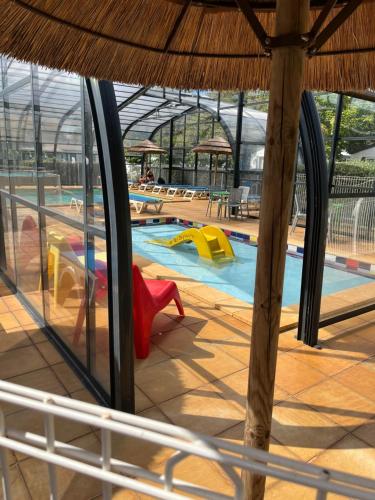 une piscine avec un toboggan et une aire de jeux dans l'établissement Mobilhome camping les petits écureuils 4 étoiles Biscarrosse, à Biscarrosse