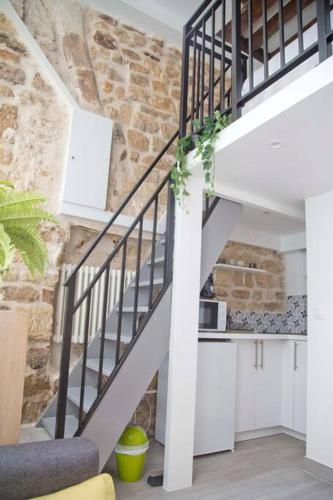 - un escalier dans une pièce dotée d'un mur en briques dans l'établissement Charming loft in the heart of Paris, à Paris