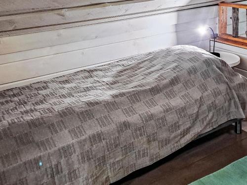 NissiにあるHoliday Home Pajalan piilopirtti by Interhomeの木製の壁のベッドルームのベッド1台