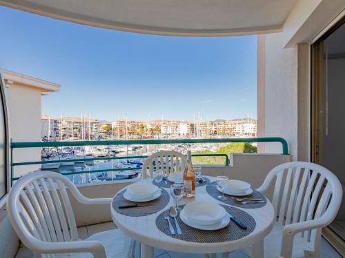 une table et des chaises sur un balcon avec vue dans l'établissement Apartment L'Open-12 by Interhome, à Fréjus