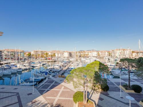 un port de plaisance avec des bateaux et des bâtiments en arrière-plan dans l'établissement Apartment L'Open-12 by Interhome, à Fréjus