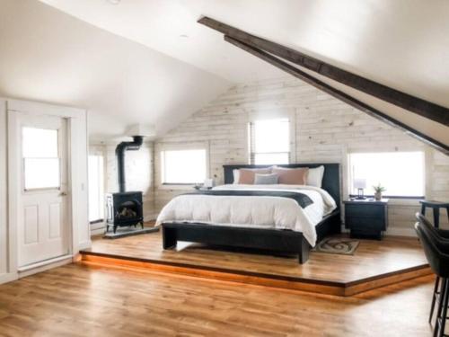 um quarto grande com uma cama e uma lareira em Etherington Suites em Elora