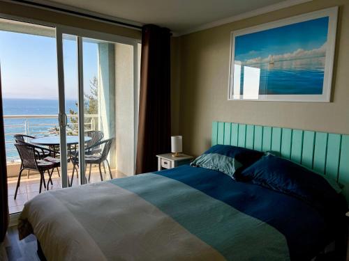 1 dormitorio con cama y vistas al océano en VistaMar Club de Yates, Concón, Viña del Mar, en Concón