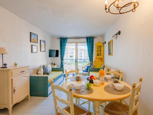 une salle à manger et un salon avec une table et des chaises dans l'établissement Apartment L'Open-1 by Interhome, à Fréjus