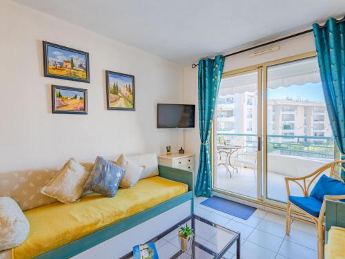 d'un salon avec un canapé et un balcon. dans l'établissement Apartment L'Open-1 by Interhome, à Fréjus