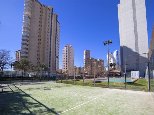 カルプにあるApartment Mirador de Calpe by Interhomeの高層ビルのある街のテニスコート