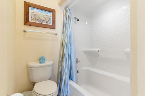 Bilik mandi di Endorfinn I Private heated pool, close to beach
