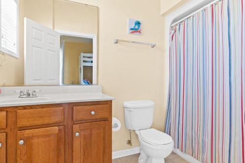 Bilik mandi di Endorfinn I Private heated pool, close to beach