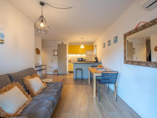 un salon avec un canapé et une table dans l'établissement Apartment La Croix du Sud-23 by Interhome, à Cavalaire-sur-Mer