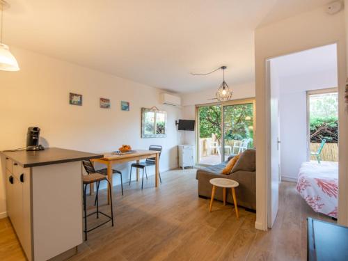 une pièce avec une cuisine et un salon dans l'établissement Apartment La Croix du Sud-23 by Interhome, à Cavalaire-sur-Mer