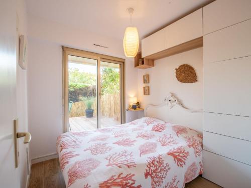 une chambre avec un lit et une grande fenêtre dans l'établissement Apartment La Croix du Sud-23 by Interhome, à Cavalaire-sur-Mer