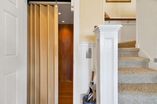 Gambar di galeri bagi Doin` Time Canal Front home with elevator and extra living room di Ocean Isle Beach