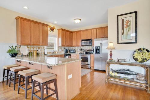 Dapur atau dapur kecil di Doin` Time Canal Front home with elevator and extra living room