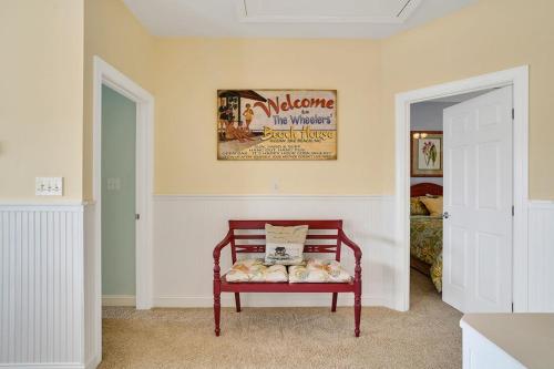 Gambar di galeri bagi Doin` Time Canal Front home with elevator and extra living room di Ocean Isle Beach