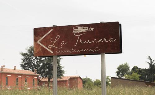 a sign that says la fumetera in front of a building at La Trunera Guest House in Alessandria