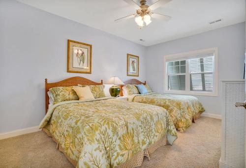 Katil atau katil-katil dalam bilik di Doin` Time Canal Front home with elevator and extra living room