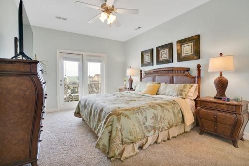 Katil atau katil-katil dalam bilik di Doin` Time Canal Front home with elevator and extra living room