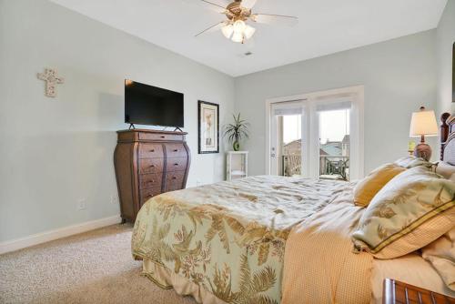 Katil atau katil-katil dalam bilik di Doin` Time Canal Front home with elevator and extra living room