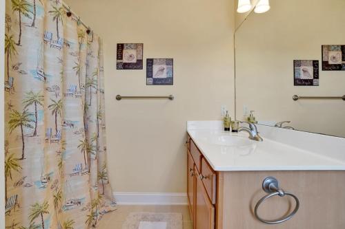 Bilik mandi di Doin` Time Canal Front home with elevator and extra living room