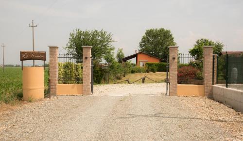 an entrance to a driveway with a gate at La Trunera Guest House in Alessandria