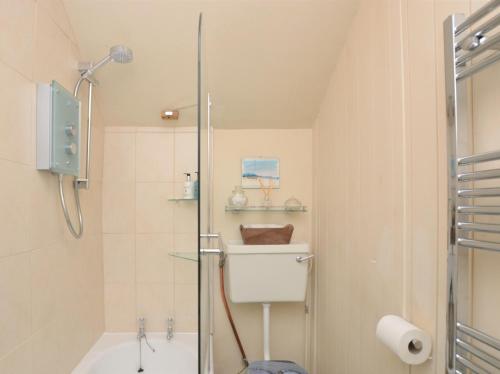 uma casa de banho com um chuveiro, uma banheira e um WC. em 2 Bed in Hartington 75637 em Hartington