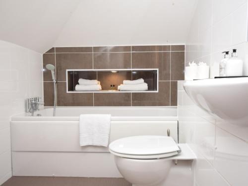 uma casa de banho com um WC, uma banheira e um lavatório. em 2 Bed in Edinburgh 42778 em Roslin