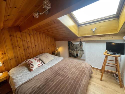 - une chambre avec un lit orné d'une peinture de loup dans l'établissement Apartment Les Aiguilles Rouges by Interhome, aux Houches