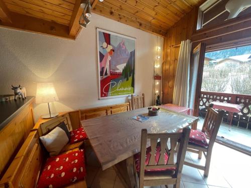 une salle à manger avec une table et un canapé dans l'établissement Apartment Les Aiguilles Rouges by Interhome, aux Houches