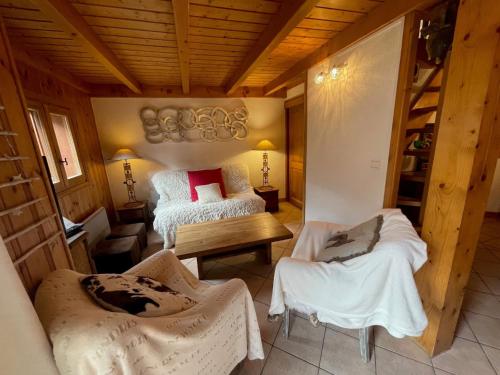 une chambre avec deux lits dans une pièce avec des plafonds en bois dans l'établissement Apartment Les Aiguilles Rouges by Interhome, aux Houches