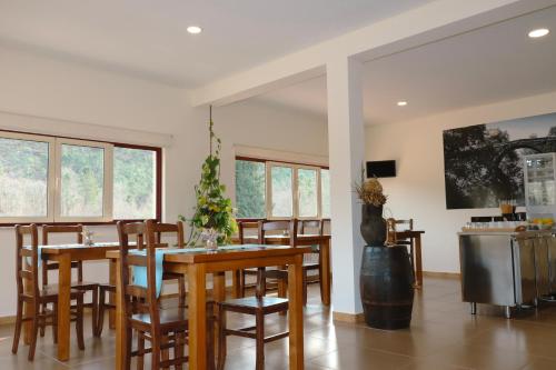 - une salle à manger avec une table et des chaises dans l'établissement Outeiro do Moinho, à Campo do Gerês