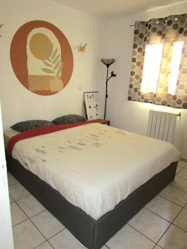 1 dormitorio con 1 cama en una habitación en Chambre agréable dans une maison avec un grand lit, en Nimes