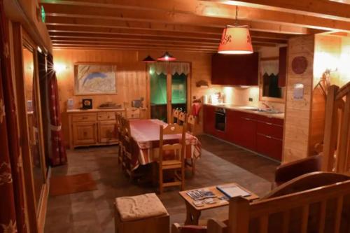 une cuisine et une salle à manger avec une table et une salle à manger dans l'établissement 9-Bed Chalet with Easy Access to Avoriaz 1800, à Morzine