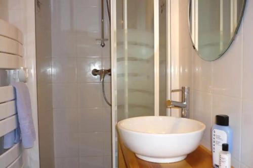 Un baño con lavabo y ducha con espejo. en 9-Bed Chalet with Easy Access to Avoriaz 1800, en Morzine