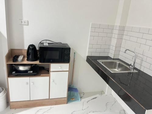 Kuchyň nebo kuchyňský kout v ubytování banrimkhao (บ้านริมเขา)bangtao