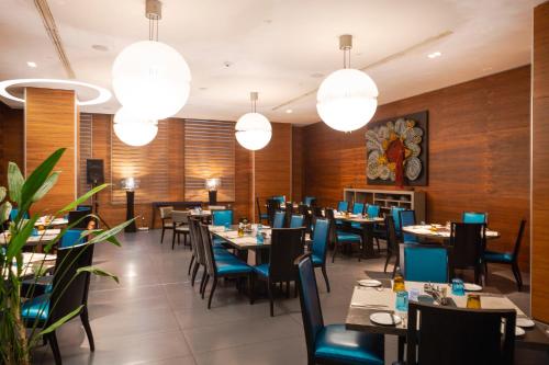Un restaurante u otro lugar para comer en Eko Hotel Signature