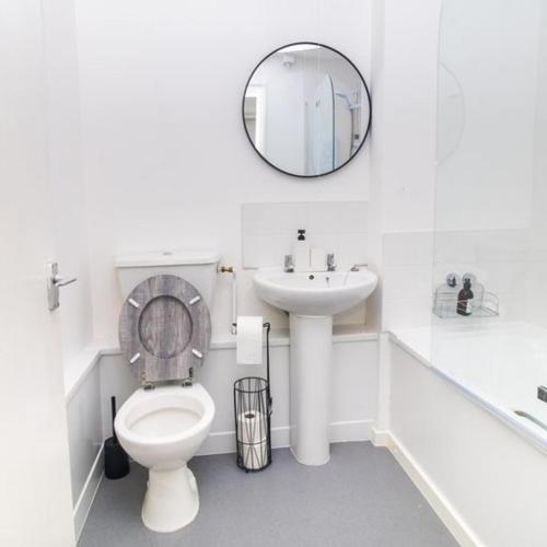 Phòng tắm tại Stunning 1-Bed Apartment in Birmingham