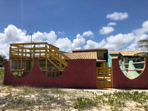 une maison sur la plage avec une rampe dans l'établissement Casa BRISA DO MAR Abaís, à Praia Da Caueira