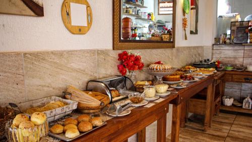 a buffet line with many different types of food at Chalés Alto Da Estância in Alto Paraíso de Goiás
