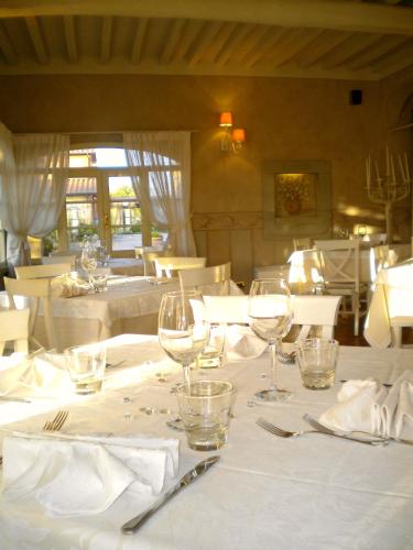 Ein Restaurant oder anderes Speiselokal in der Unterkunft Relais I Piastroni 