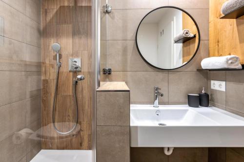 ein Bad mit einem Waschbecken und einem Spiegel in der Unterkunft Ferienwohnung Heimatschön in Münstertal