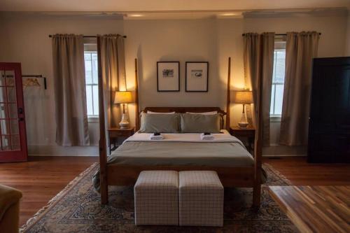 Giường trong phòng chung tại Secret Garden Studio w/ Hot Tub: Near Forsyth Park