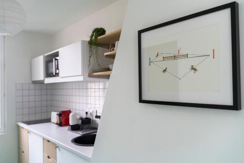 une photo accrochée à un mur dans une cuisine dans l'établissement Alma, au Havre